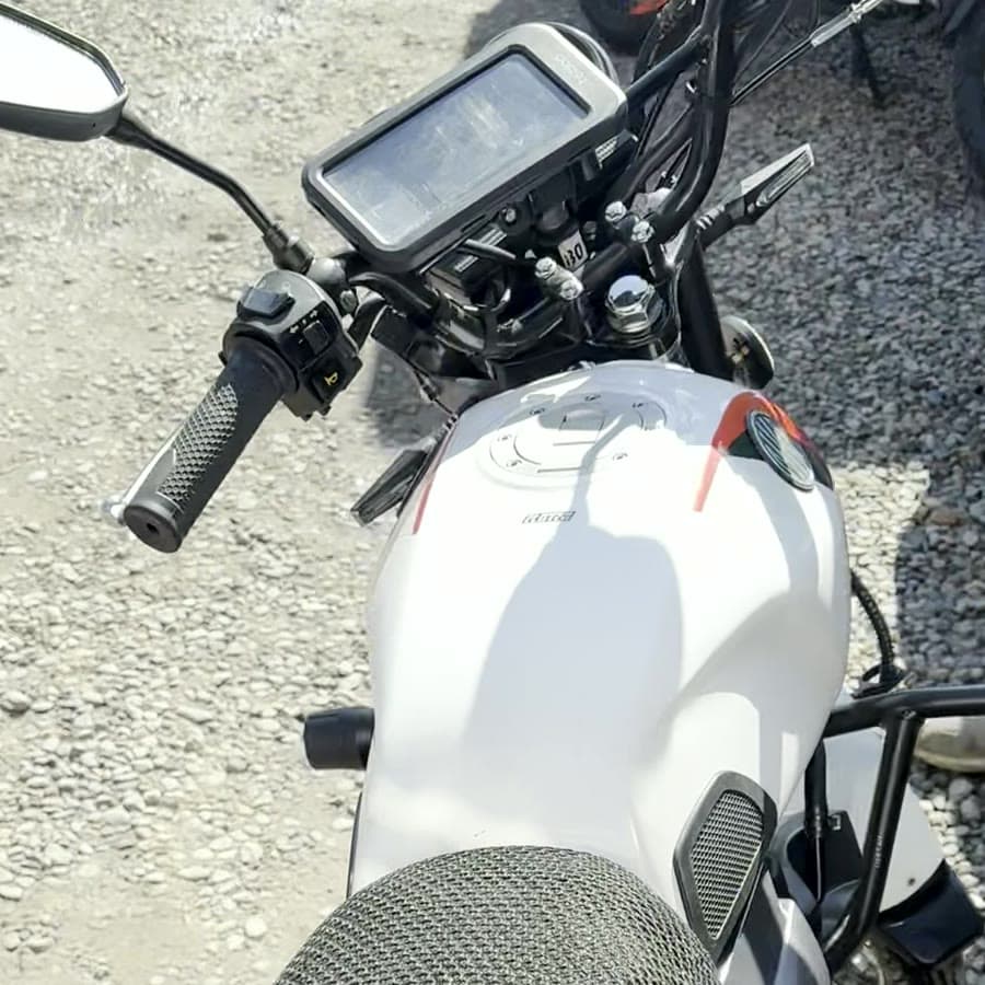 Manubrio con soporte de celular usado como GPS